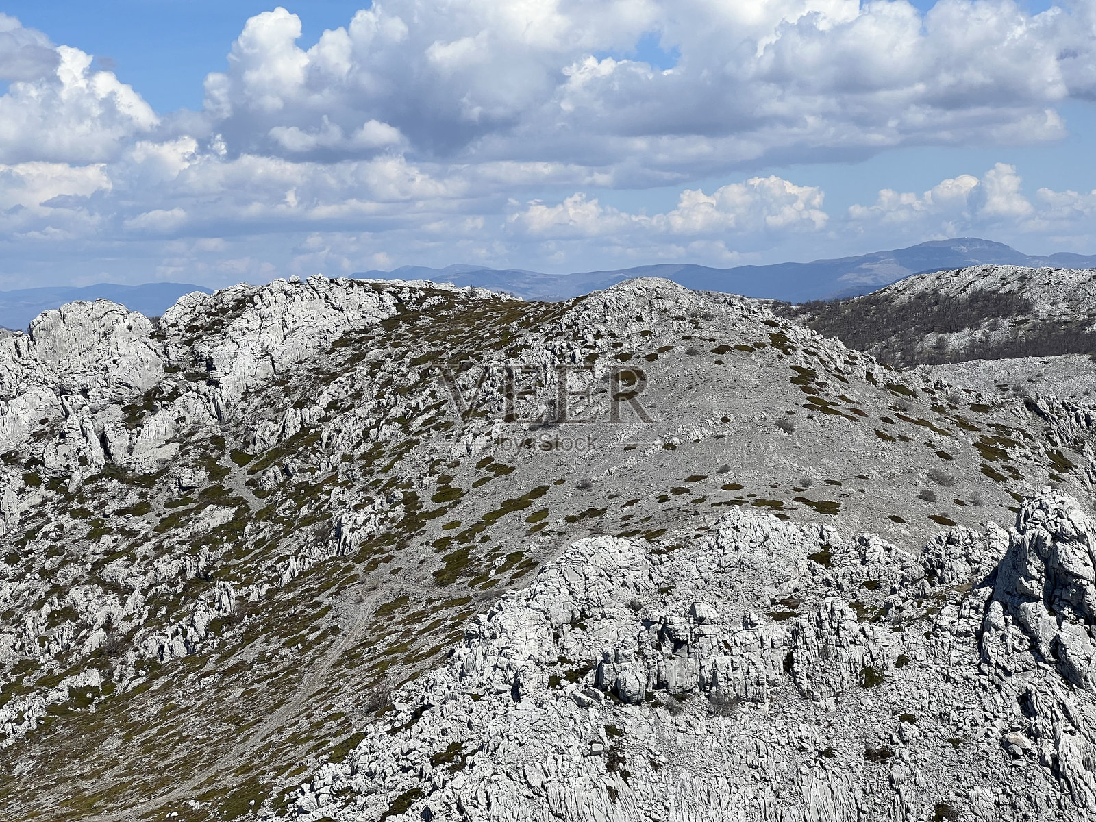 克罗地亚贾塞尼采的南维莱比特山脉峰顶(维莱比特自然公园)照片摄影图片