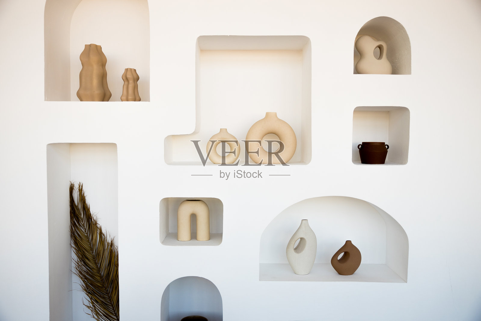 装饰墙上有放置物品的空间,各种装饰物品放置在壁龛中照片摄影图片