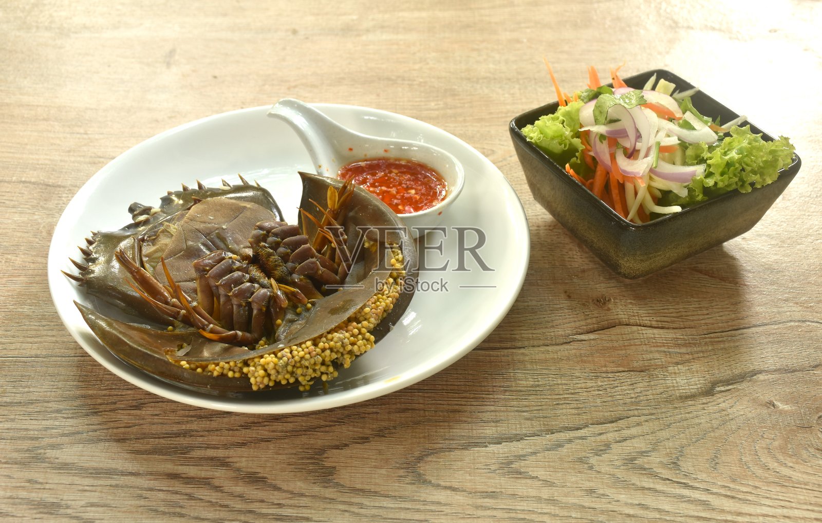 酸辣海马蟹卵配切片蔬菜沙拉的泰国菜照片摄影图片