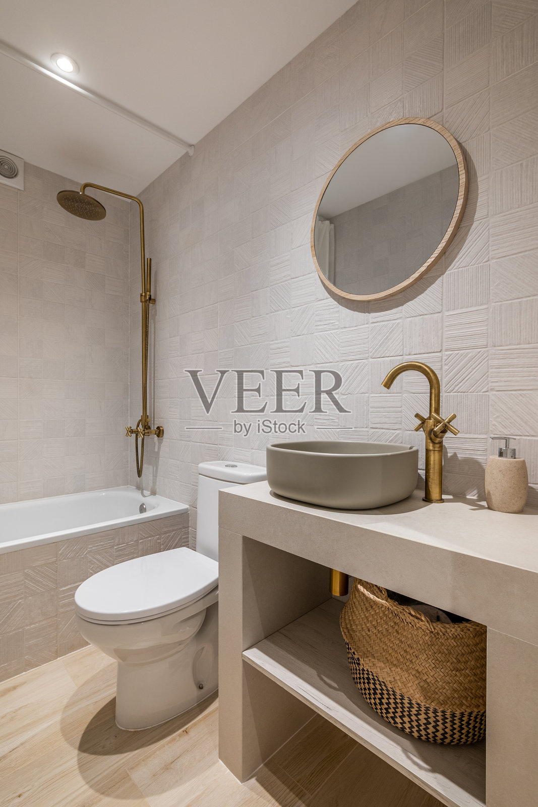 探索创新的现代浴室设计,配有奢华的金色配件和自然元素照片摄影图片