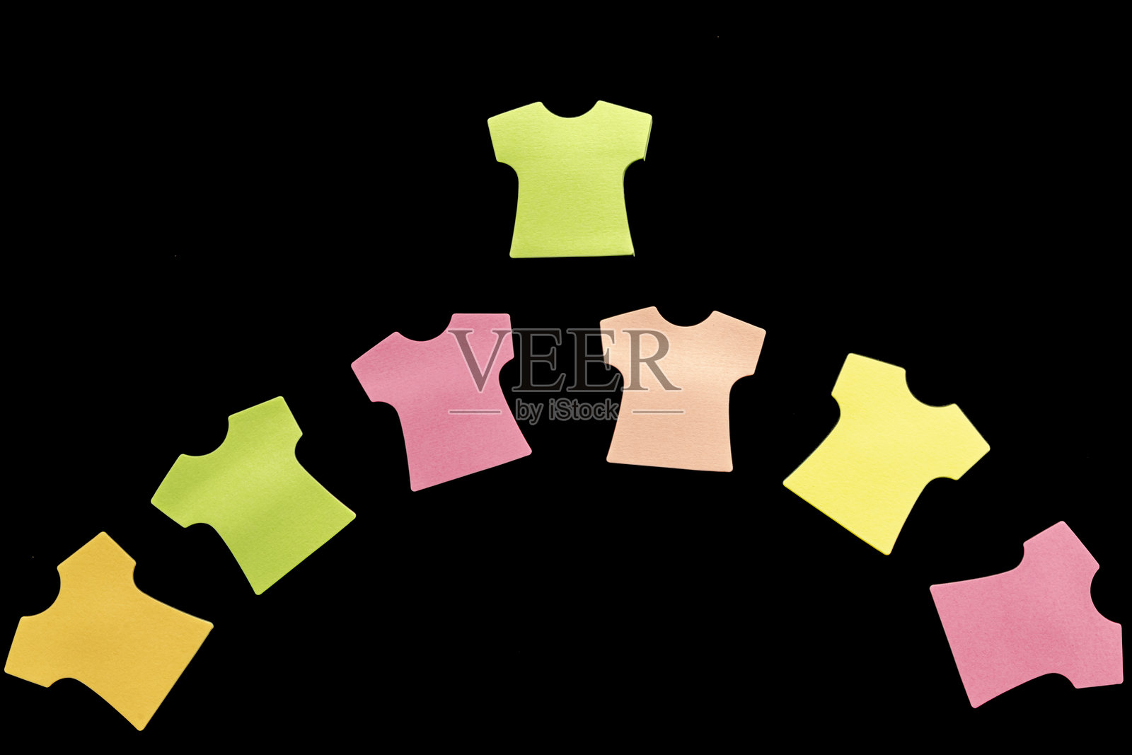 七个形状像T恤的空白便签本照片摄影图片