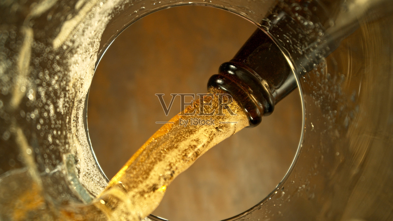 啤酒倒入玻璃杯的特写镜头。照片摄影图片