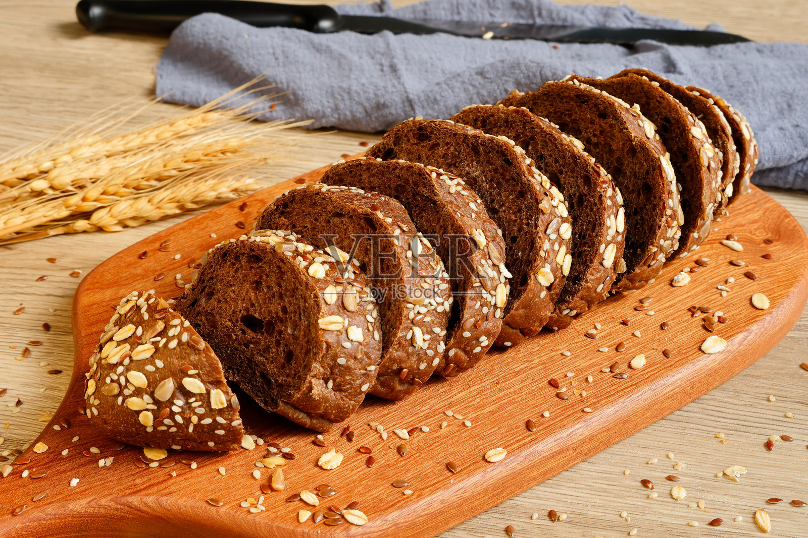 切割板上的切片多谷物面包特写照片摄影图片