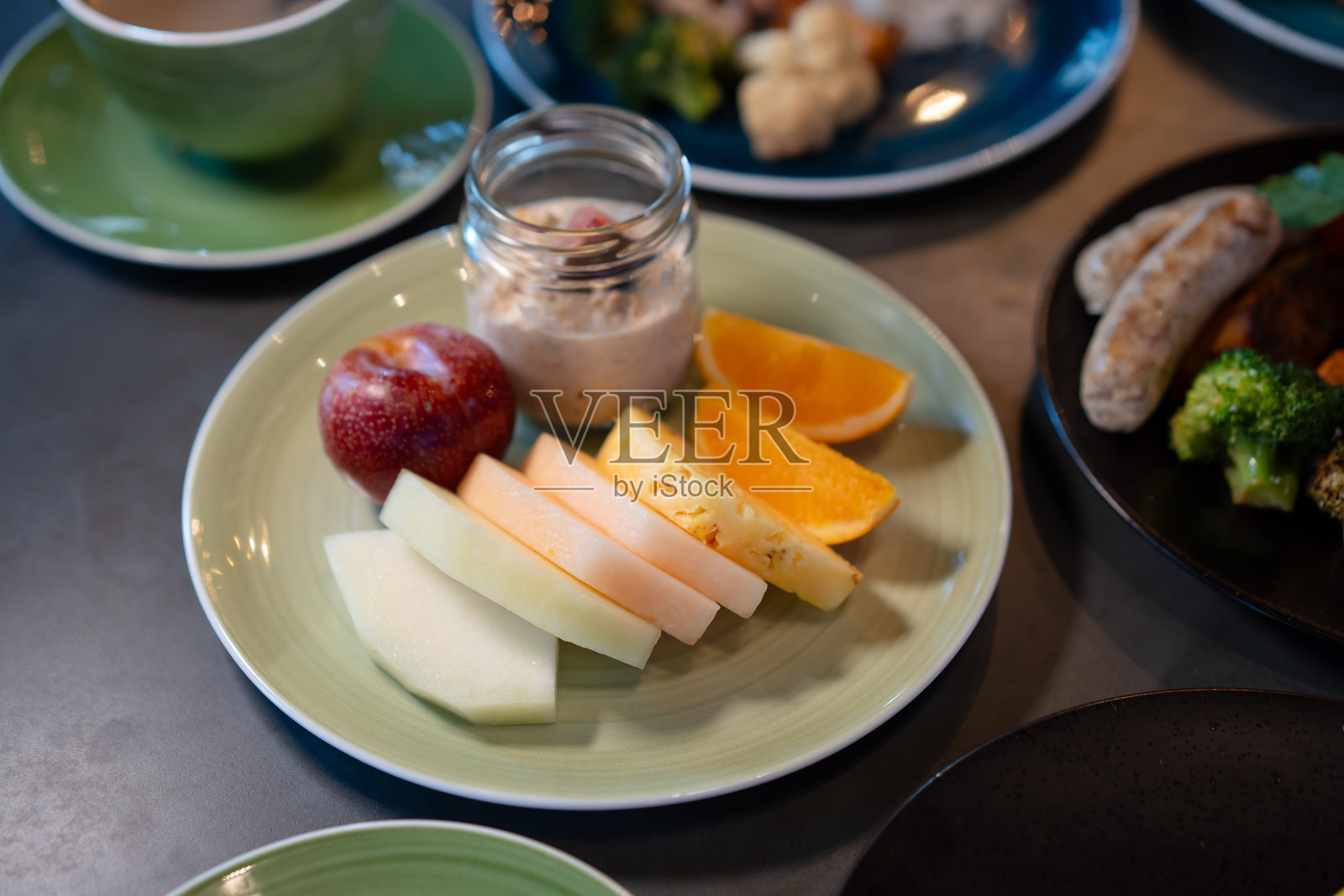 混合水果和酸奶摆放在盘子上,开启健康的早餐概念。照片摄影图片