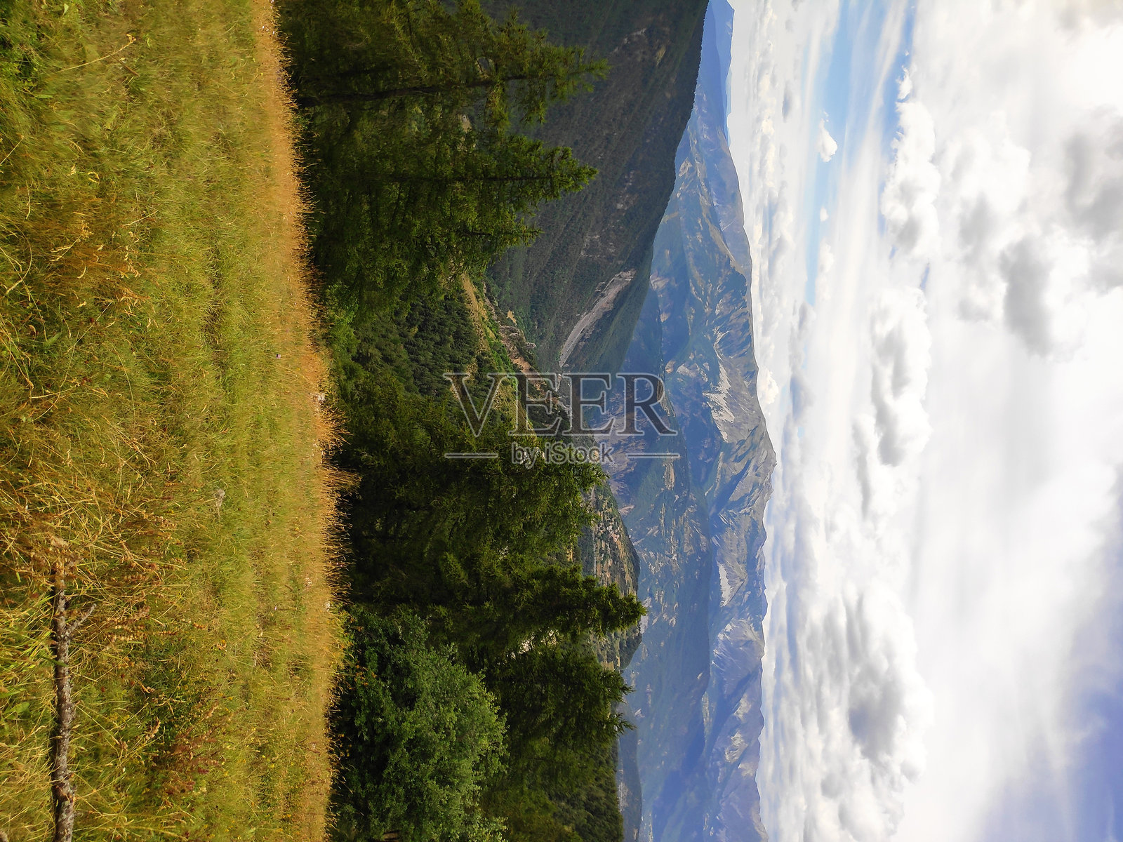 延绵的山脉延伸至宁静的远景照片摄影图片