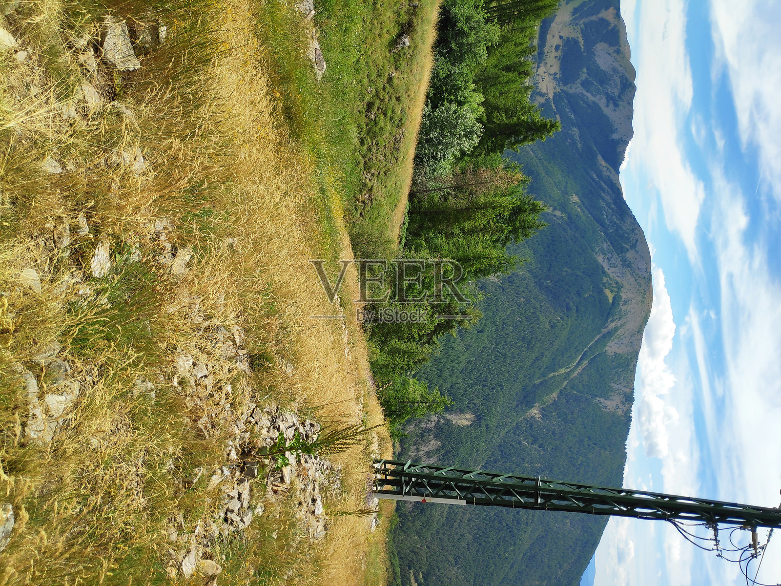 山坡上的输电塔照片摄影图片