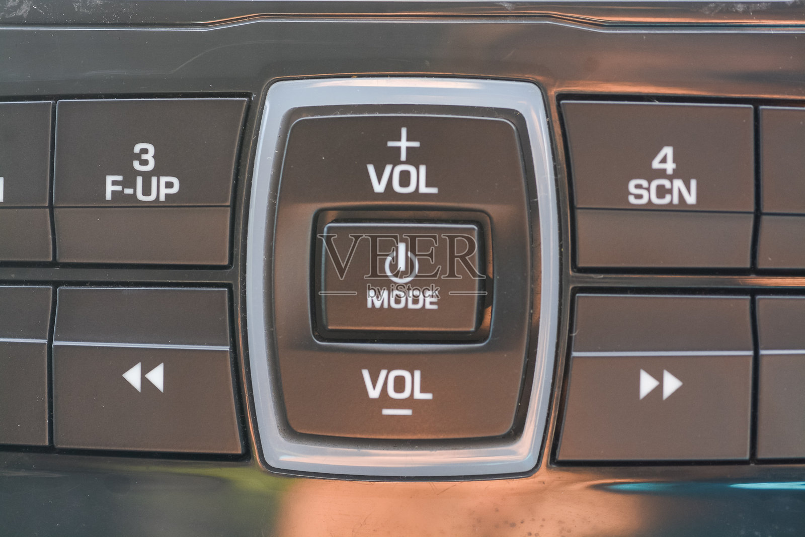 各种按钮,包括音量控制、模式选择和曲目导航,清晰可见。照片摄影图片