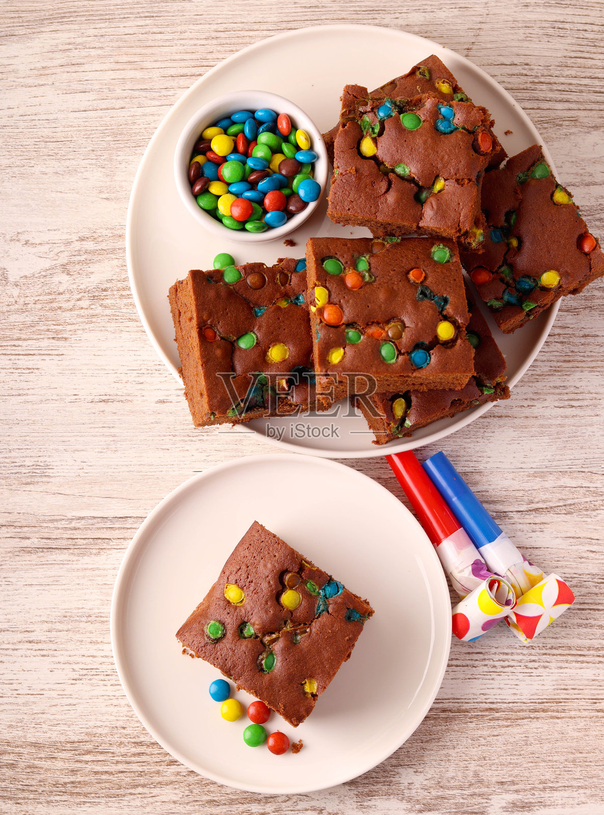 巧克力蛋糕棒配糖果涂层照片摄影图片