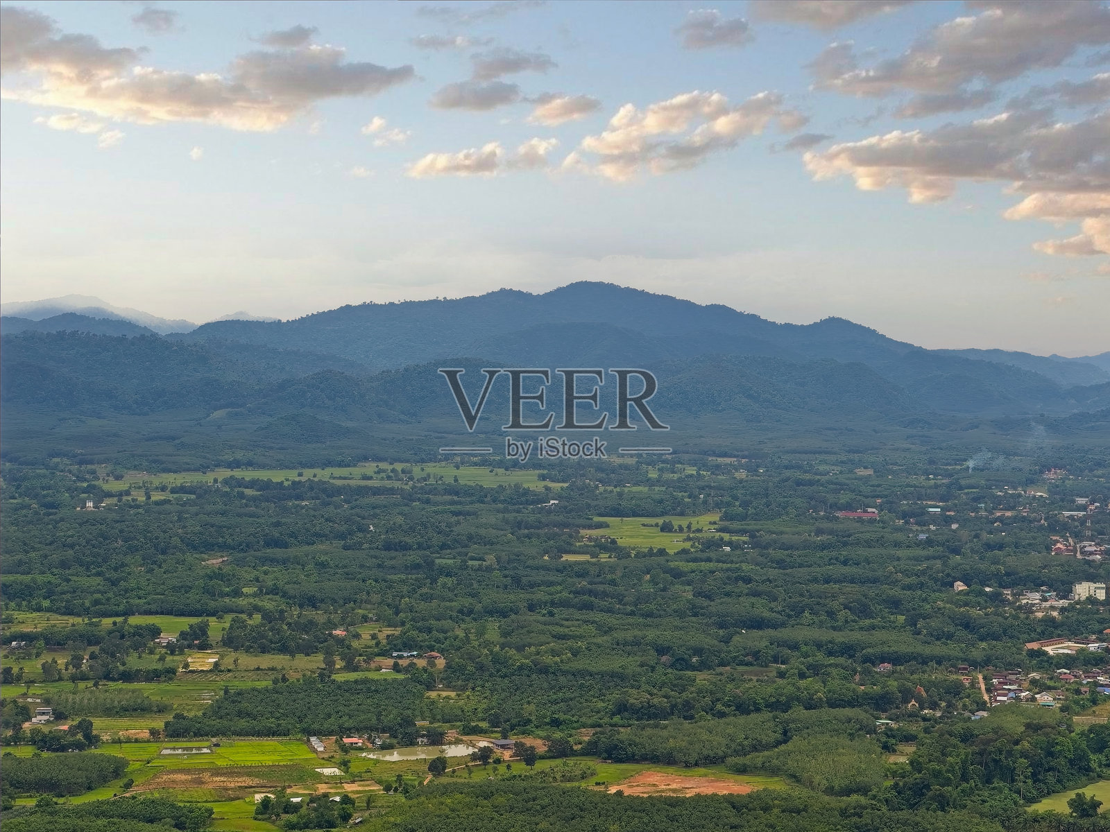 森林山地景观的鸟瞰图照片摄影图片