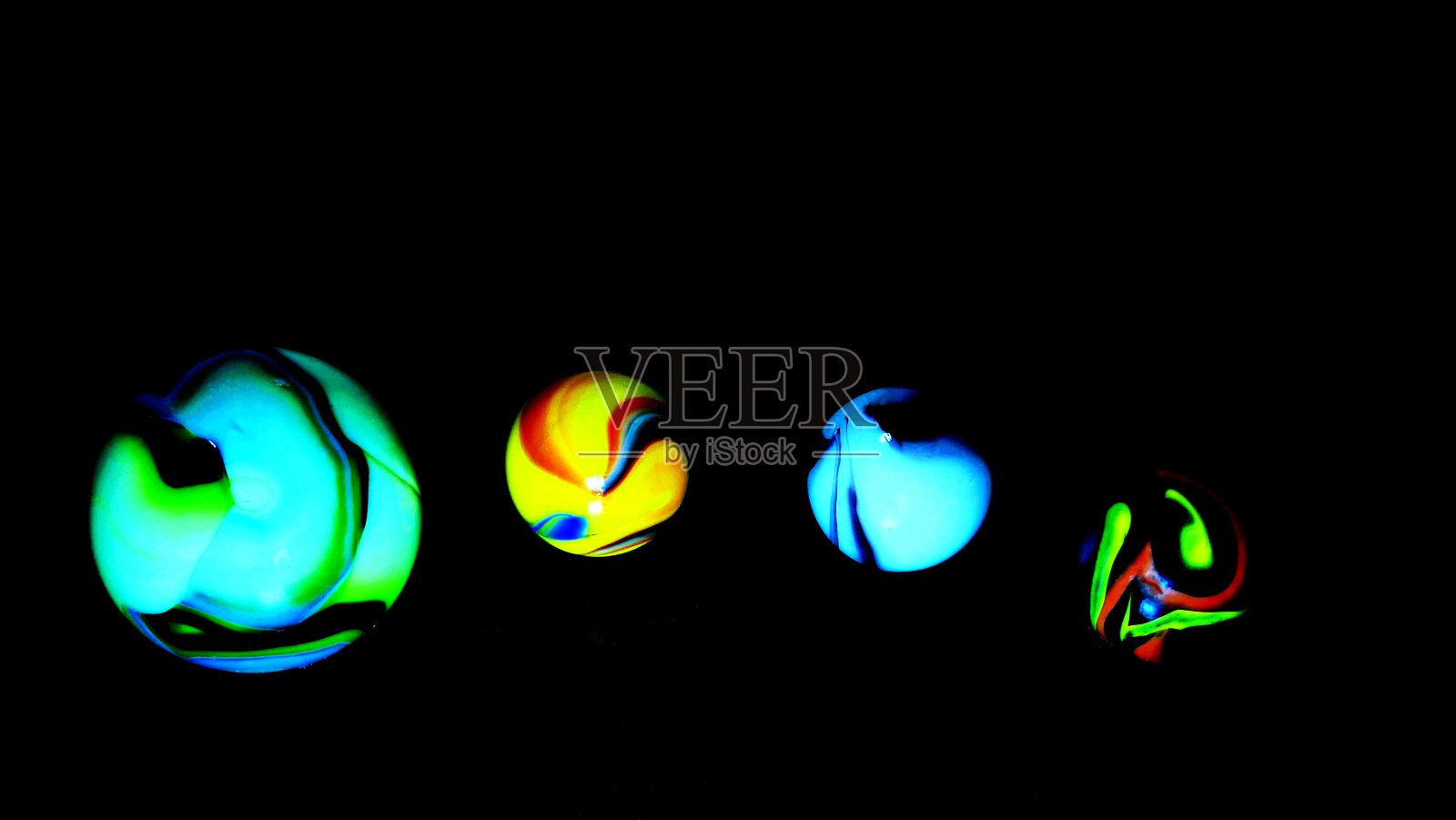 一组五颜六色的弹珠照片摄影图片