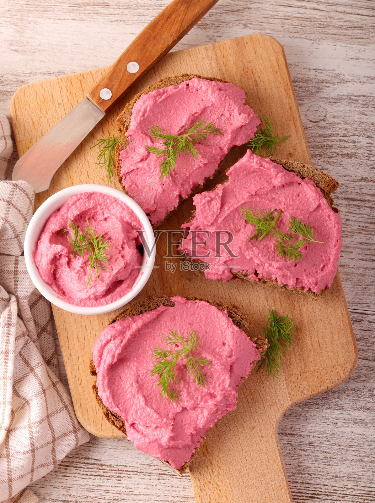 鹰嘴豆和甜菜根酱照片摄影图片