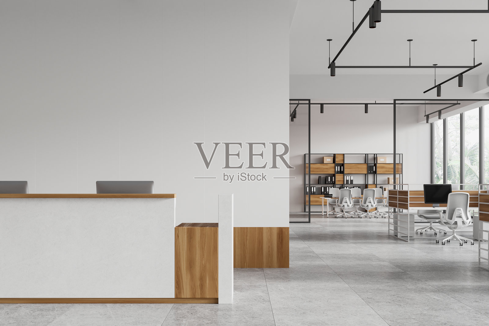 白色办公室室内,配有接待台、工作区和全景窗户照片摄影图片