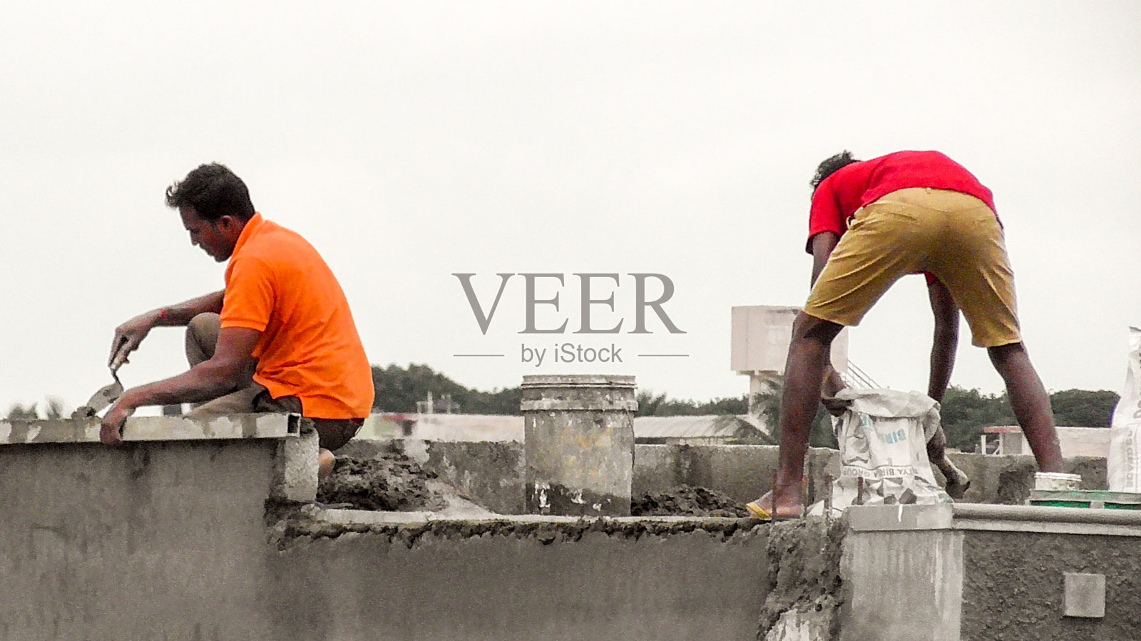 在晴朗的天空下,工地上的工人们正在工作照片摄影图片