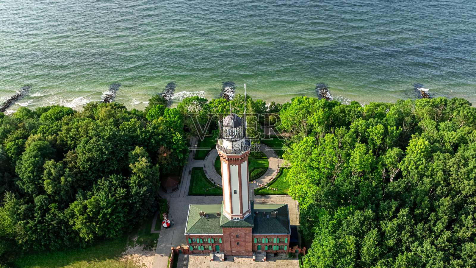 波兰波罗的海旁的灯塔鸟瞰图。照片摄影图片