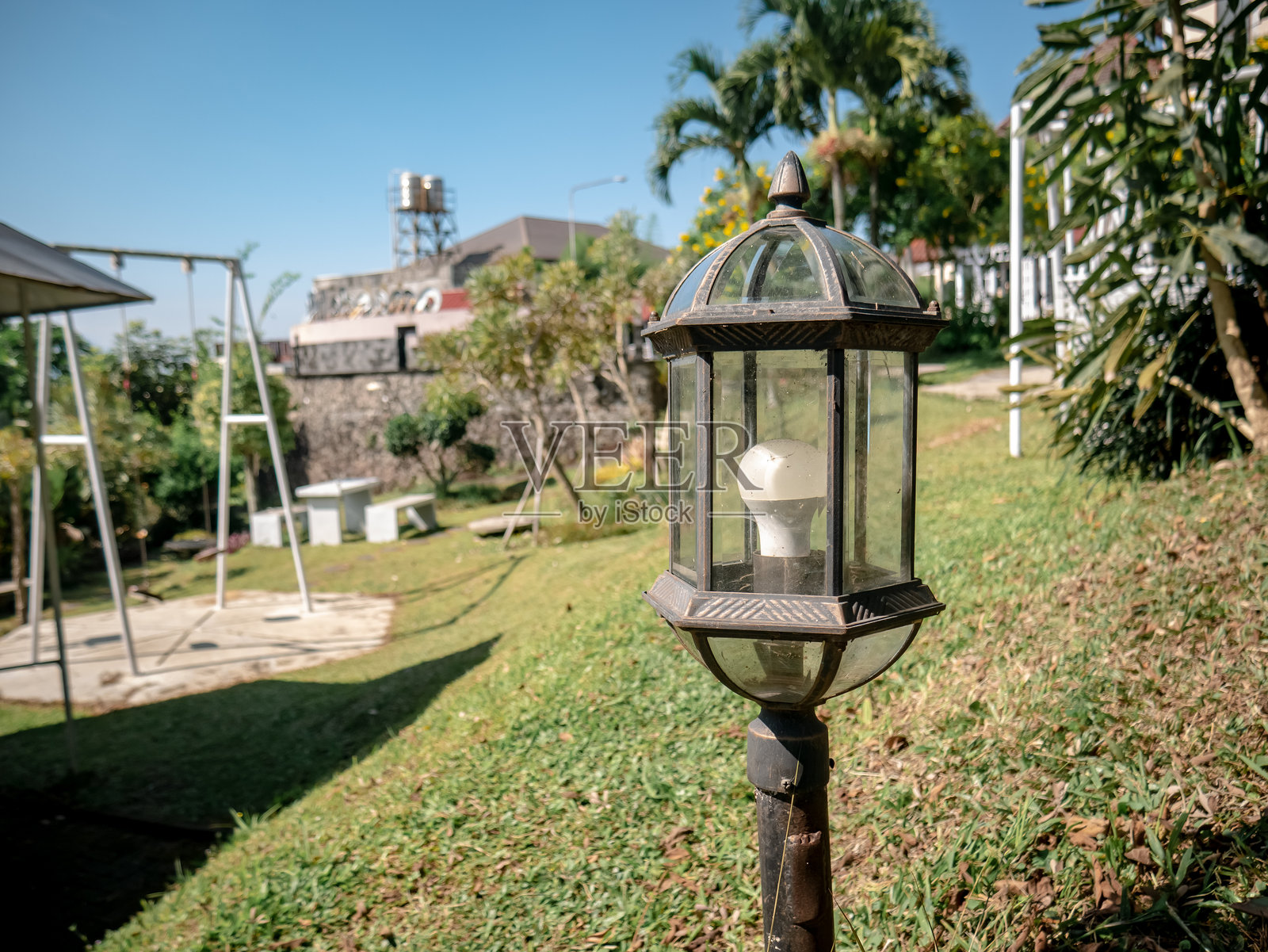 游乐场上的金属和玻璃制成的花园灯照片摄影图片