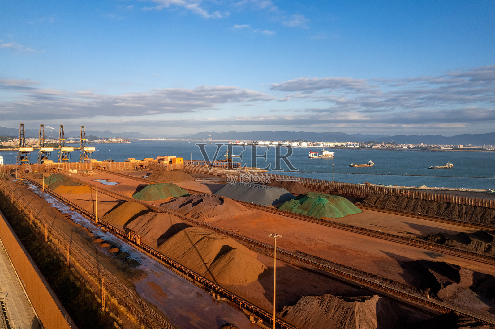 金属原材料港口的鸟瞰图照片摄影图片