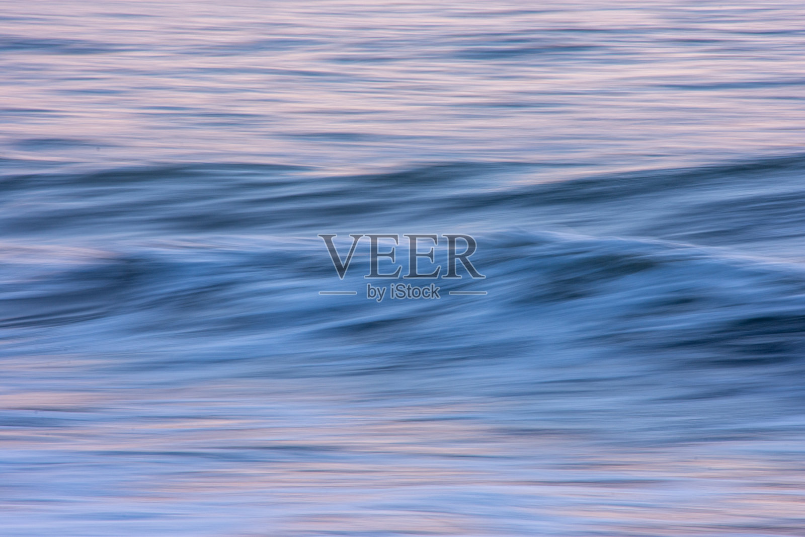 长时间曝光的波浪运动照片,形成模糊的抽象图像。照片摄影图片