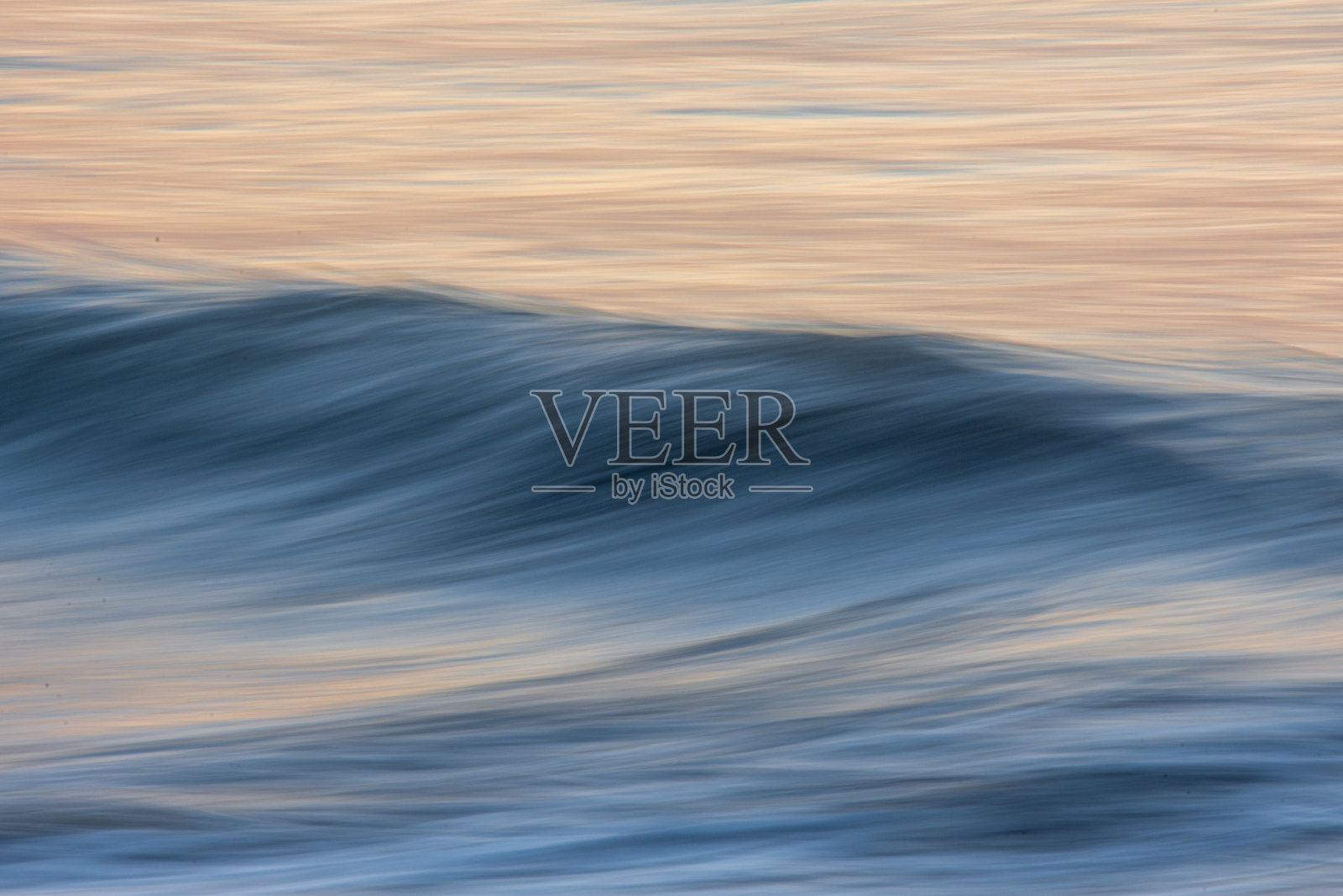 长时间曝光的波浪运动照片,形成模糊的抽象图像。照片摄影图片