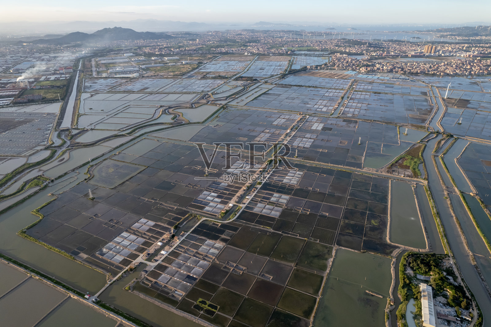 村庄、盐沼和泥滩上的风力涡轮机鸟瞰图照片摄影图片