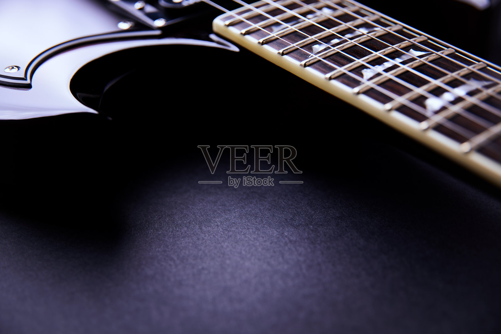 现代电吉他的指板特写。照片摄影图片