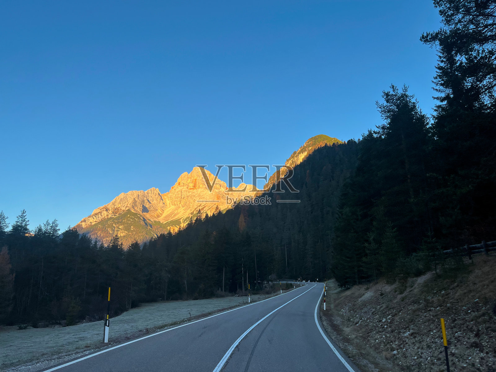 意大利多比亚科的晨间公路,阳光照耀下的山脉美景照片摄影图片