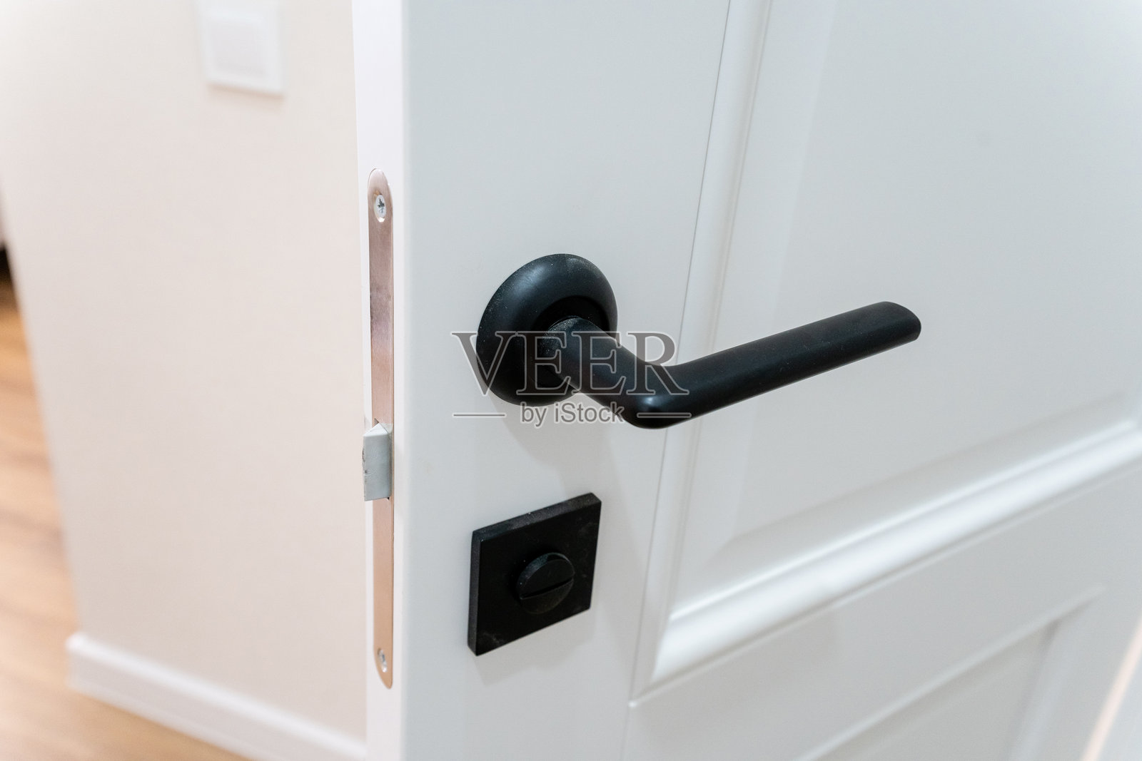 白色门的特写,配有黑色门把手照片摄影图片