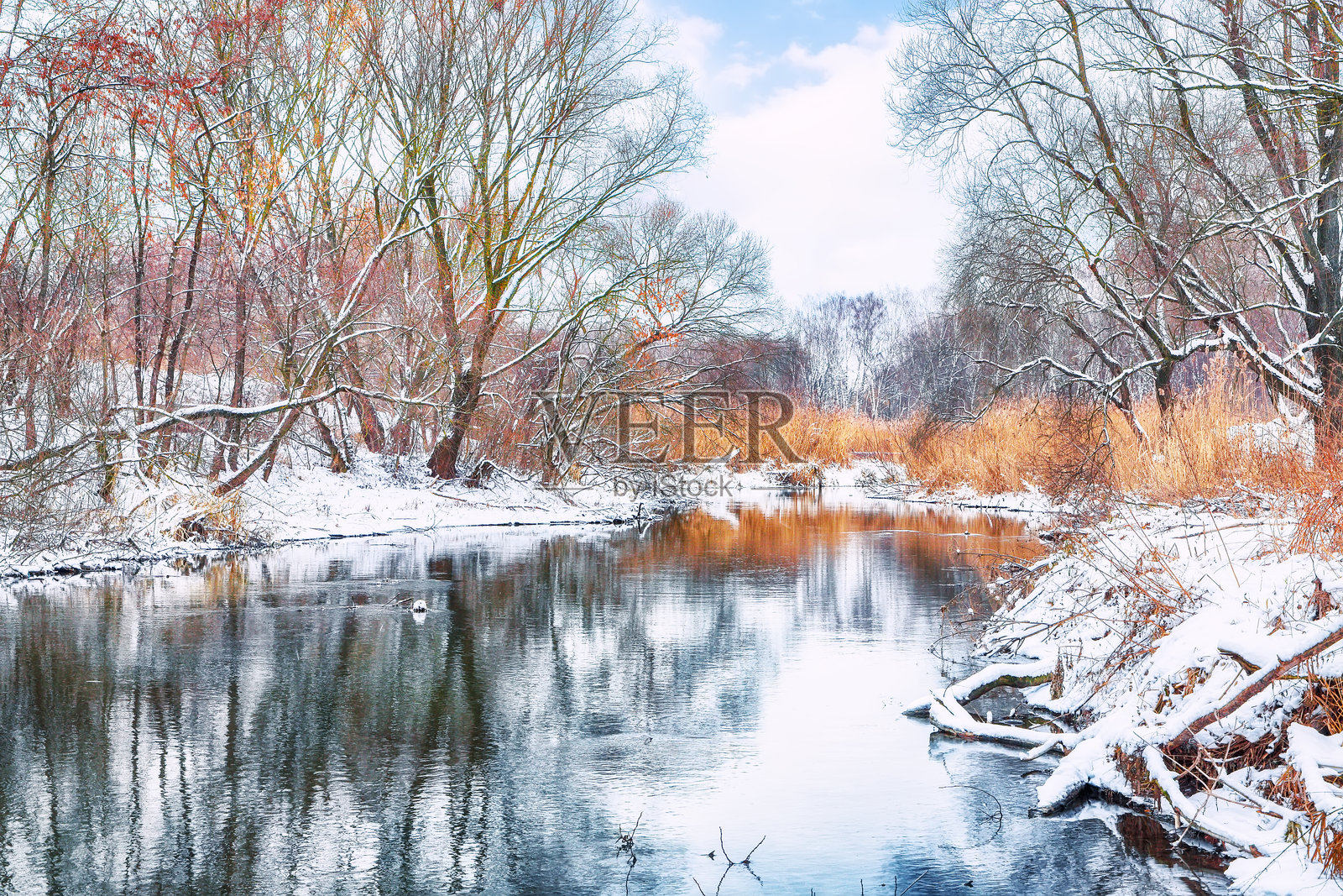 令人惊叹的冬季河畔风景。照片摄影图片