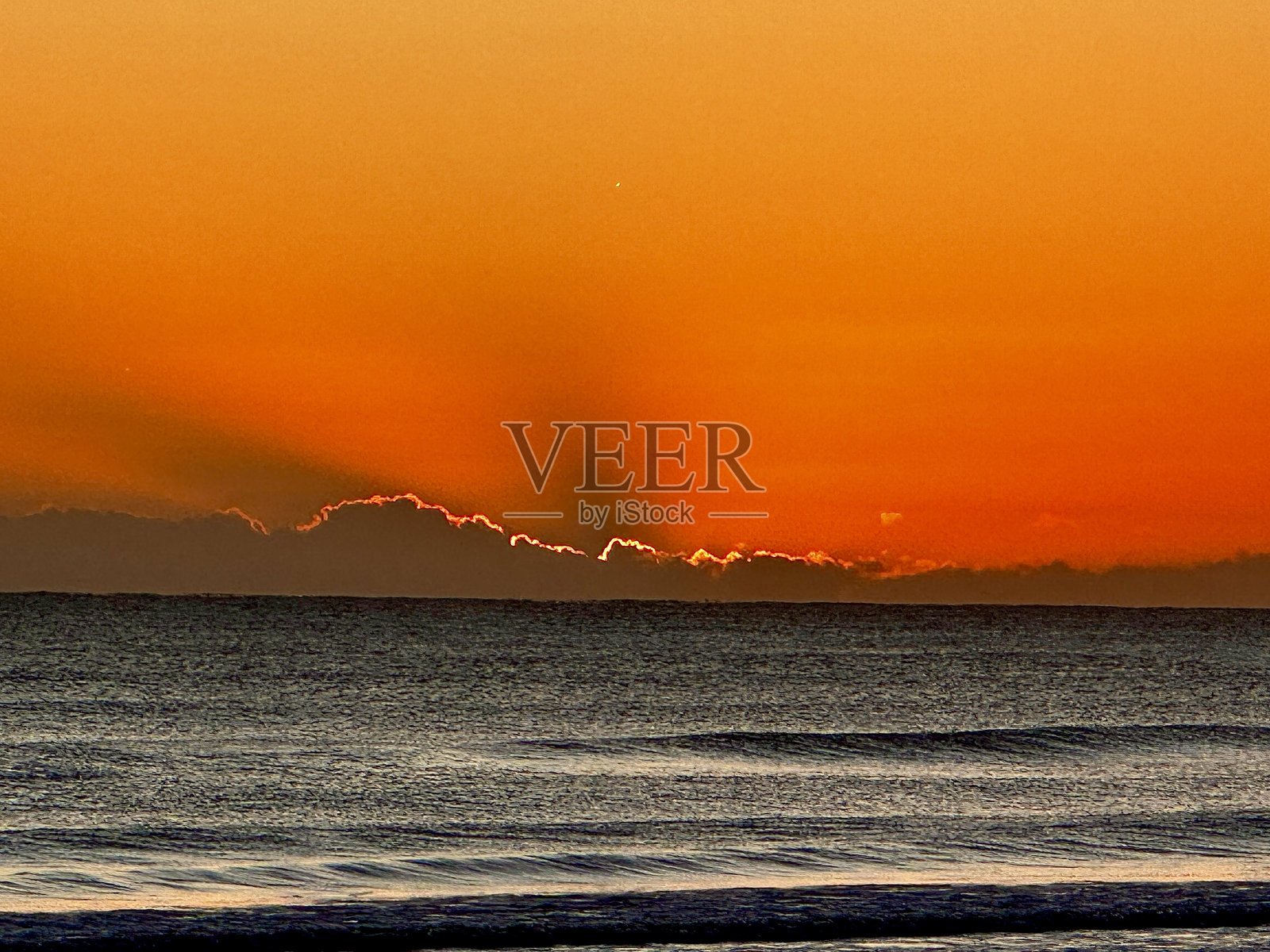 诺森伯兰北海上空绚丽多彩的日出美景照片摄影图片