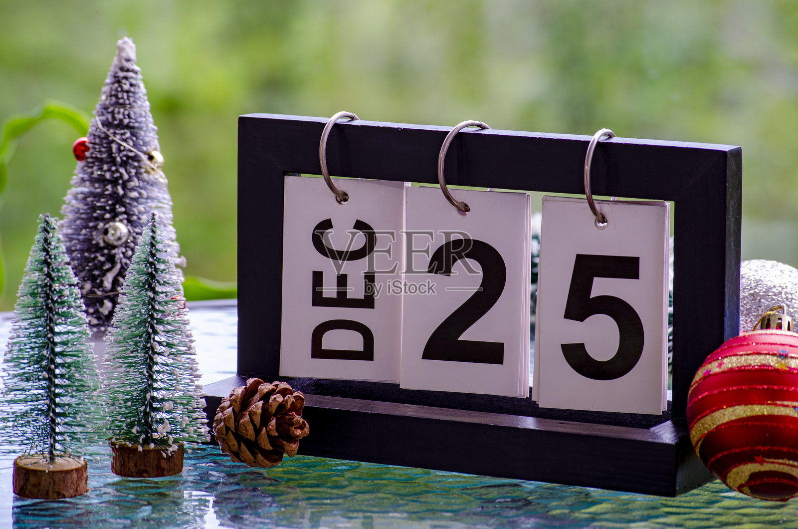 12月25日的桌面日历,装饰有小圣诞树。圣诞庆祝概念照片摄影图片
