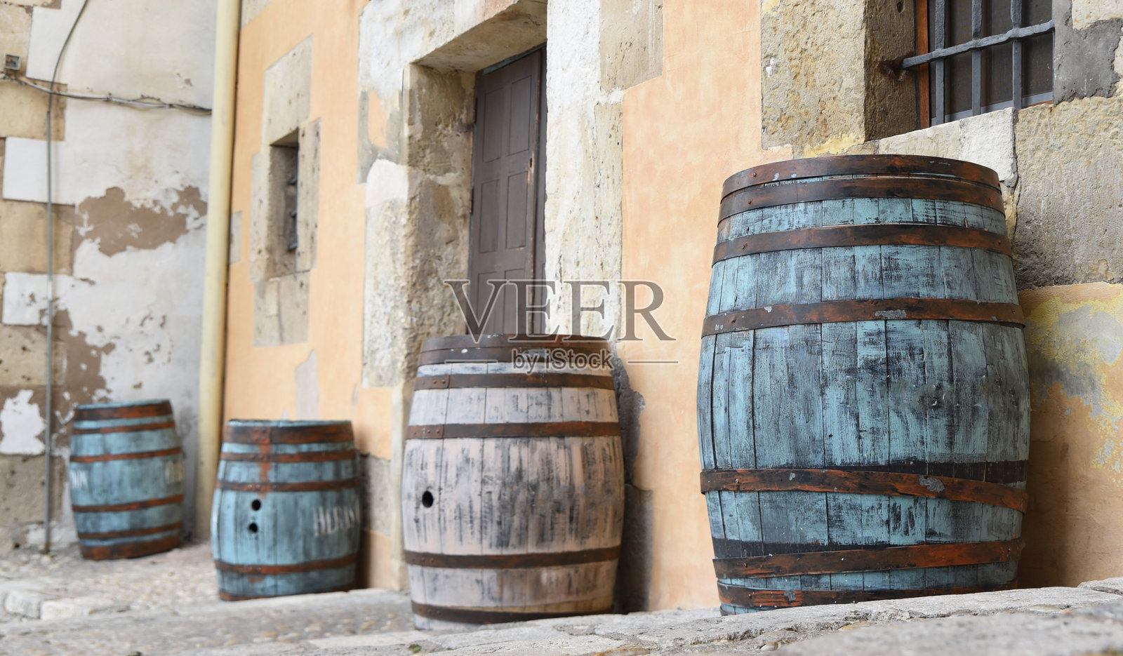 库恩卡(西班牙)餐厅前的酒桶照片摄影图片