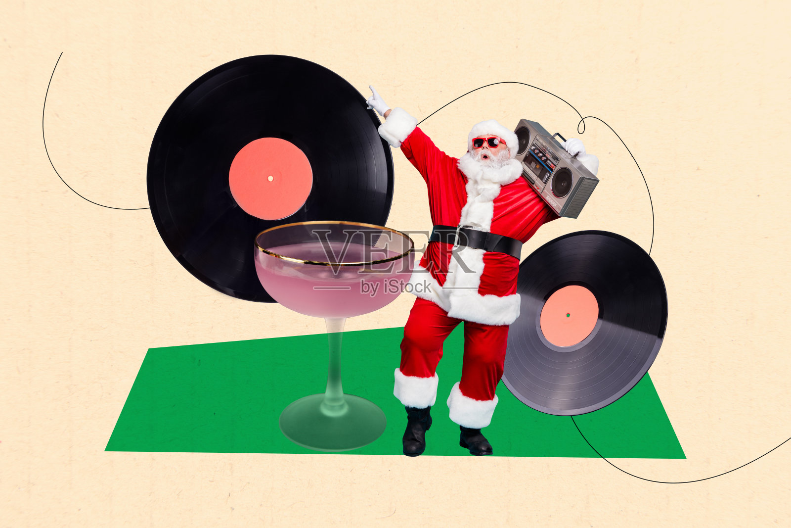 快乐的老年圣诞老人手持音响录音机,庆祝新年,周围有唱片和香槟杯的卡通漫画素描拼贴画照片摄影图片