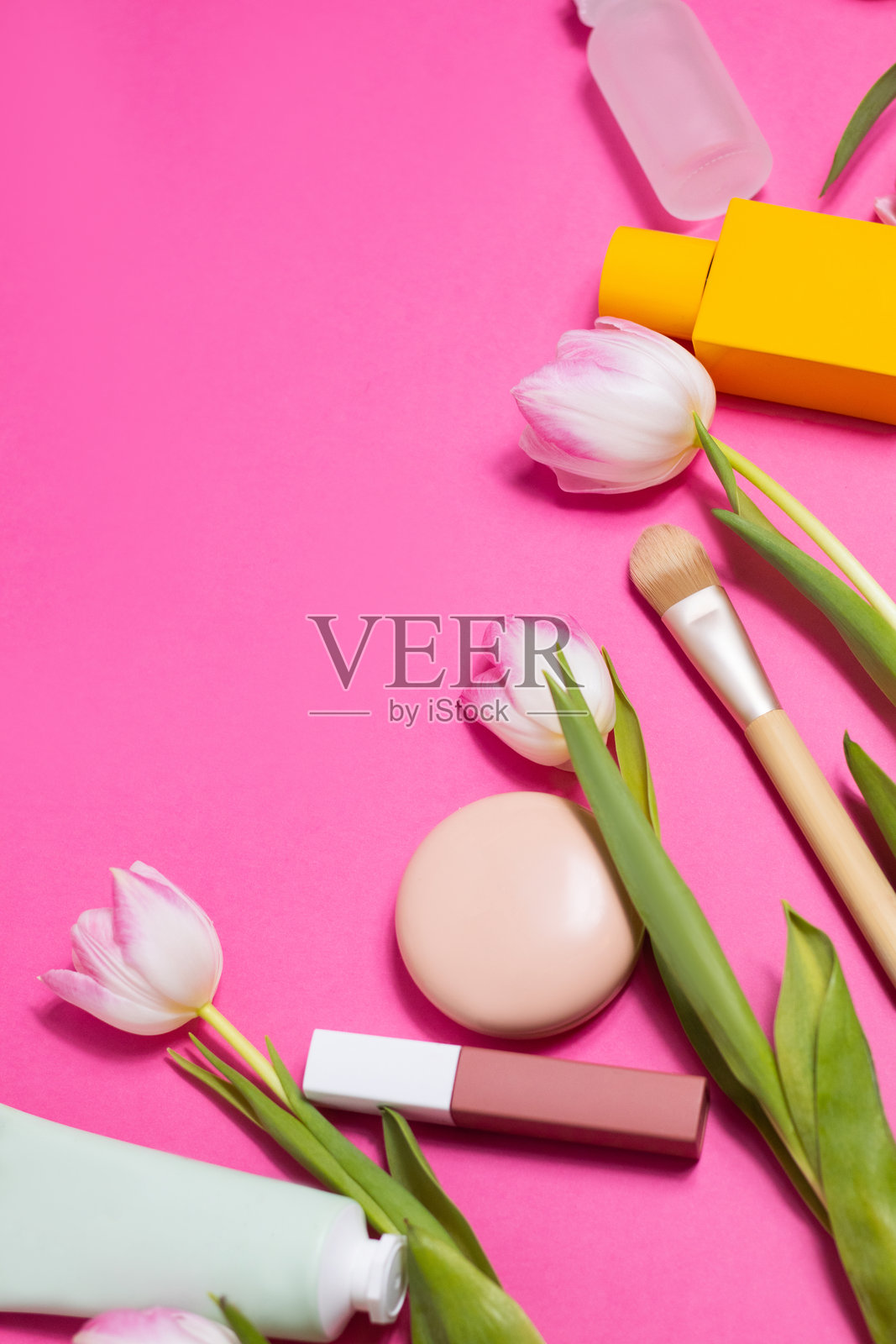 美容背景,化妆品、香水和花卉。粉色平铺图像照片摄影图片