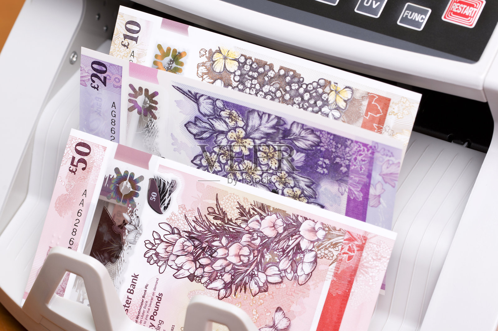 爱尔兰镑在点钞机中照片摄影图片