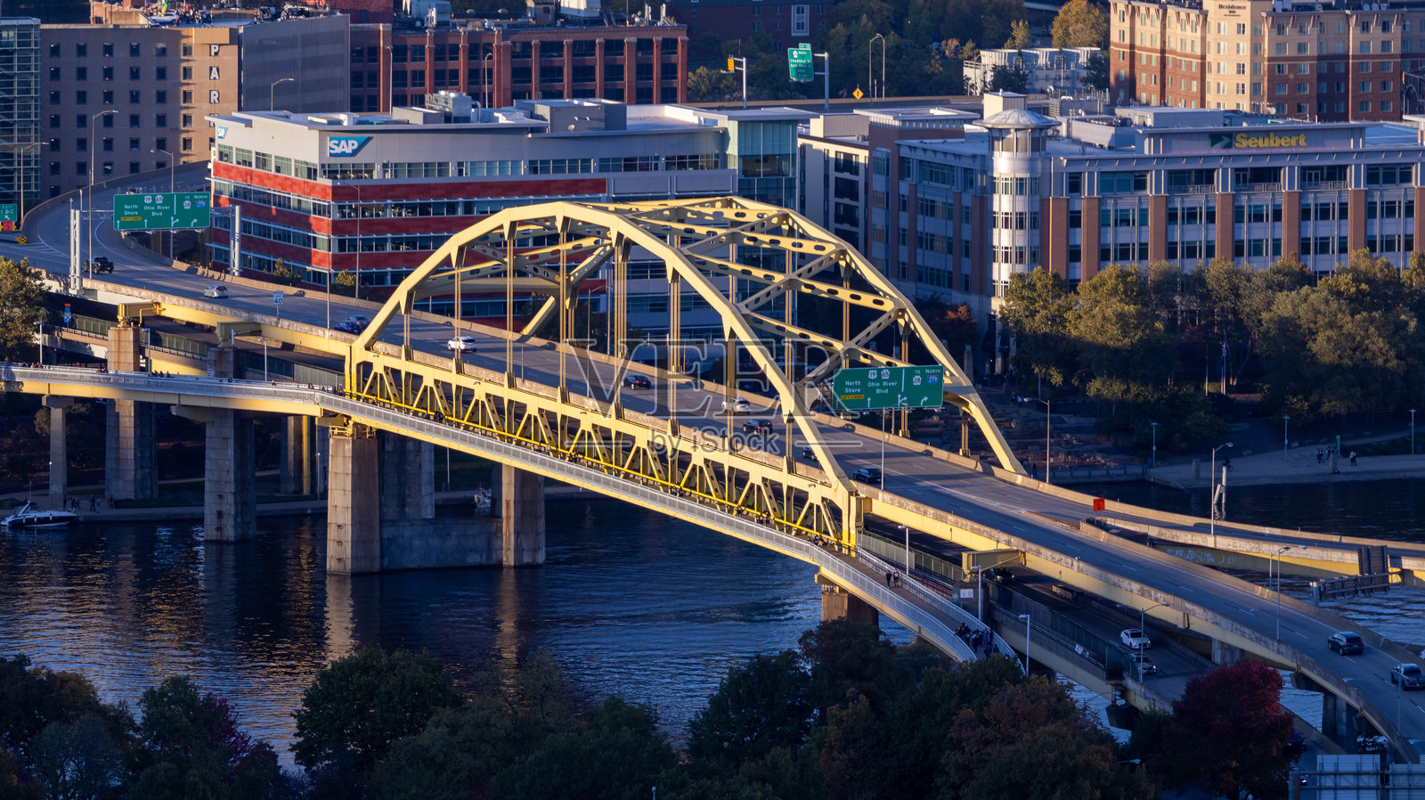 匹兹堡的黄色桥梁照片摄影图片