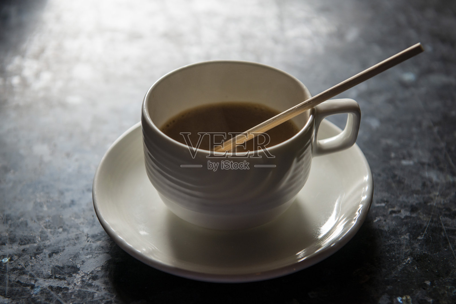 木制搅拌棒的茶照片摄影图片