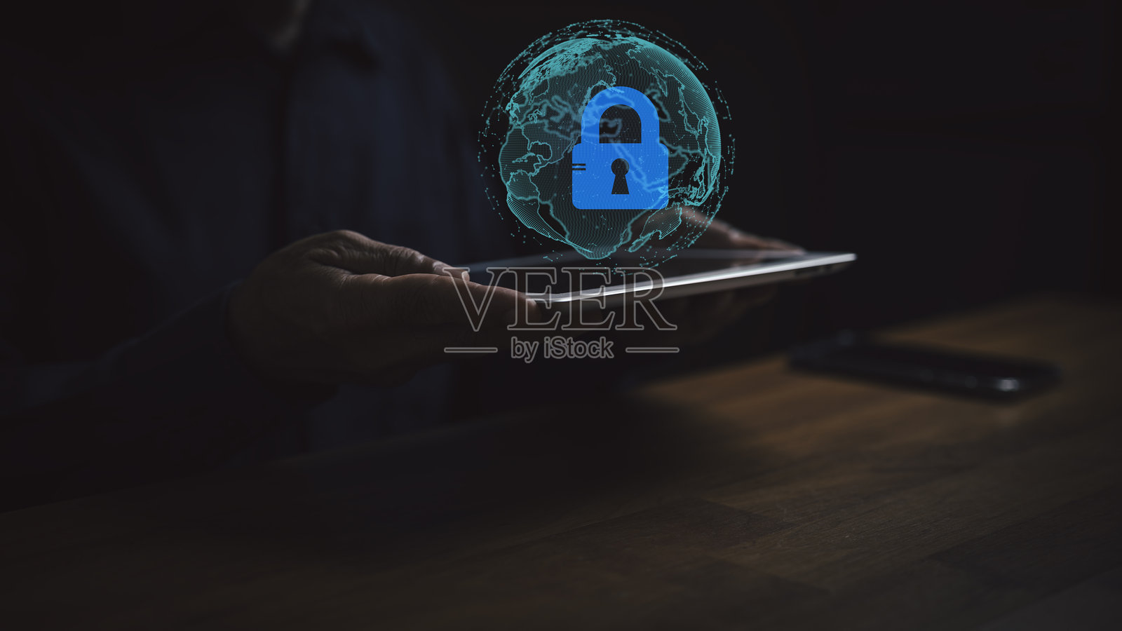 手持平板电脑的男子,手中有地球和锁的图案,象征着网络安全,保护云端和互联网数据免受黑客攻击。照片摄影图片
