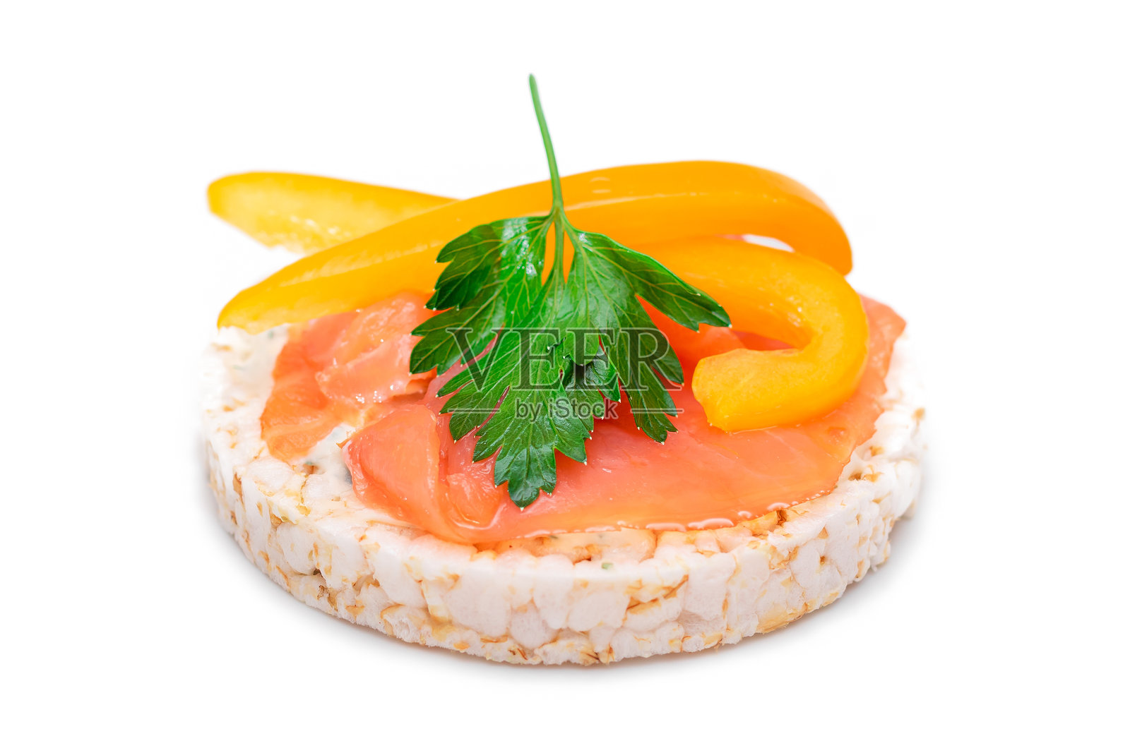 新鲜三文鱼、黄椒和绿叶蔬菜的米糕三明治 - 单独摆放照片摄影图片