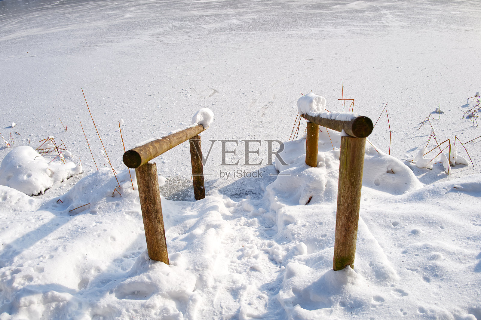 木制栏杆位于陆地与湖水之间照片摄影图片