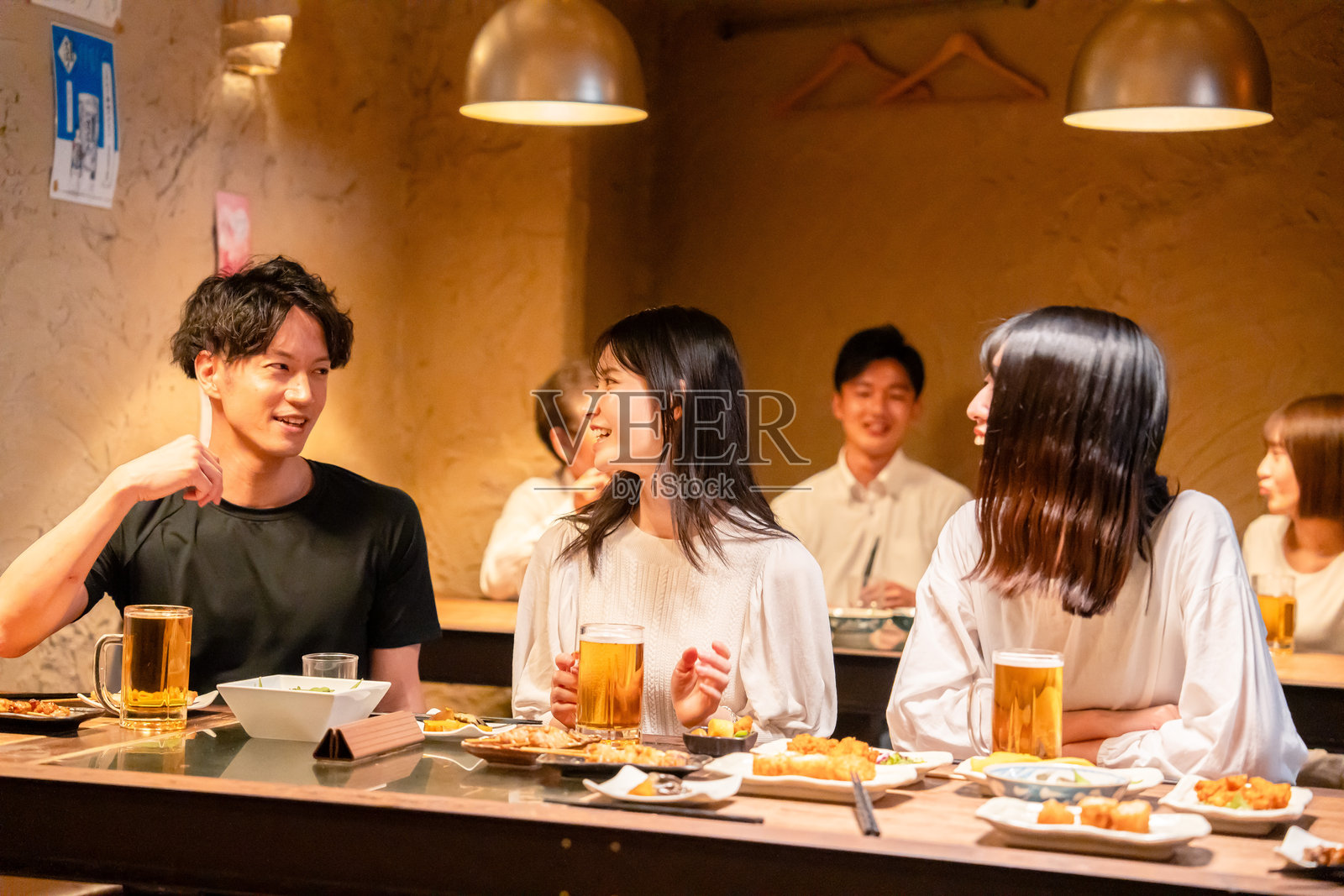 年轻男女在酒馆里喝酒照片摄影图片