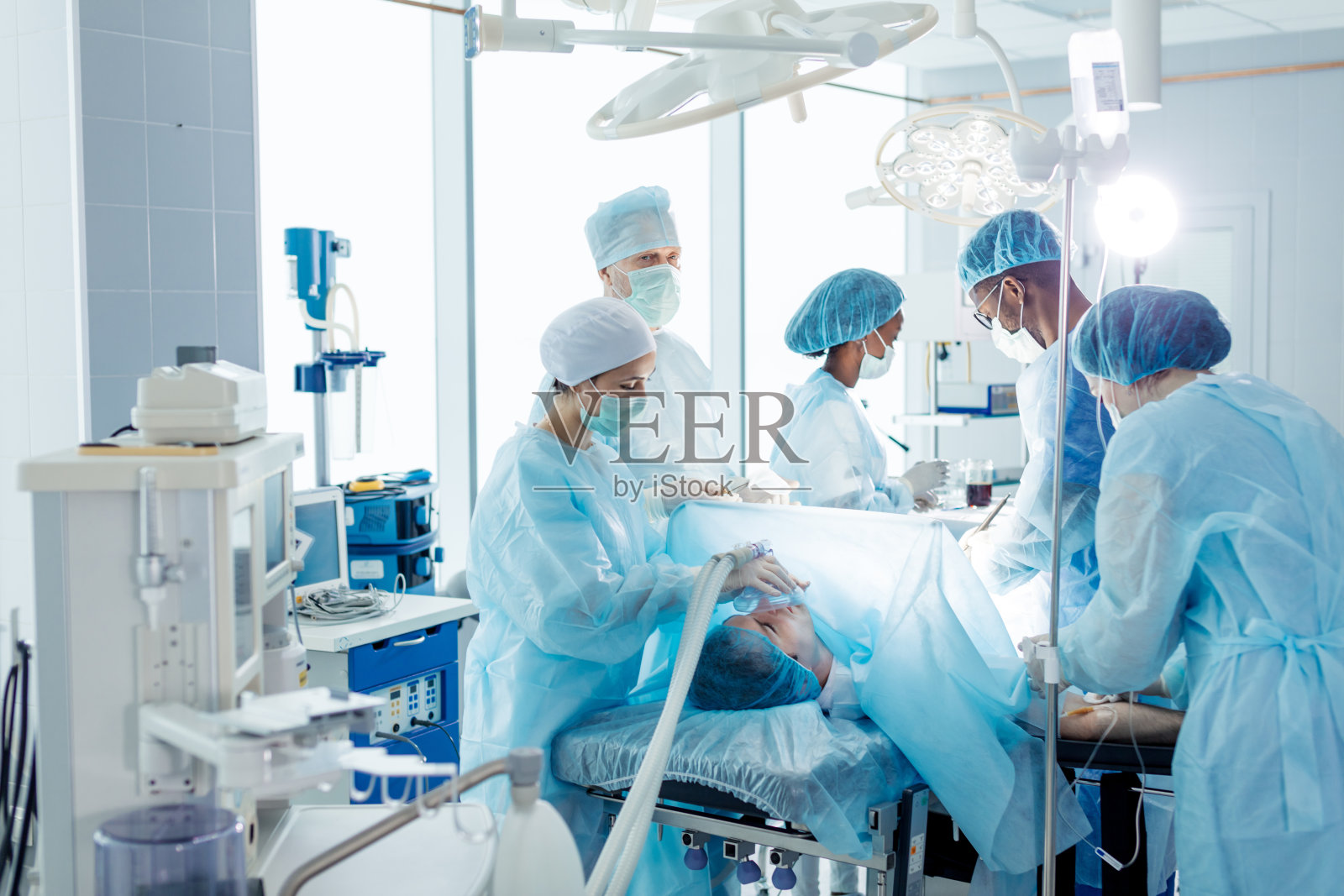 医生团队修复和诊断内部问题。照片摄影图片