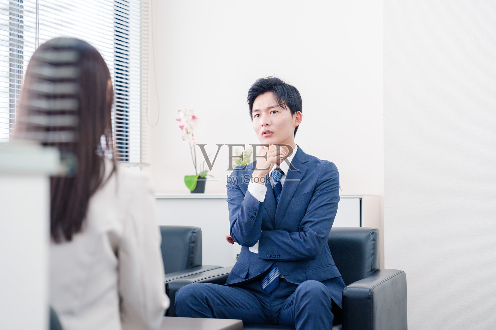 谈判破裂后傲慢的销售人员。照片摄影图片