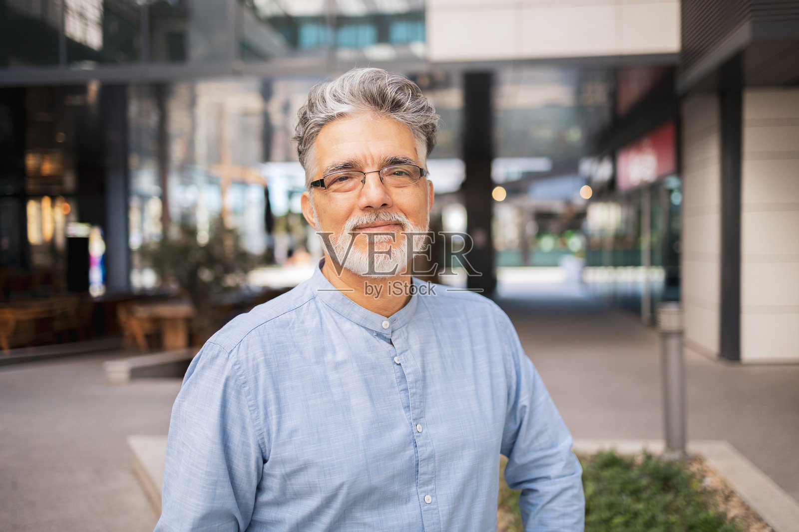 自信的成熟男性在城市环境中微笑照片摄影图片