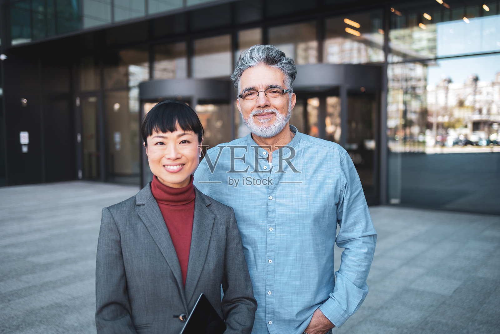 在办公室外与日本女性和成熟的白人男性进行商务会议照片摄影图片