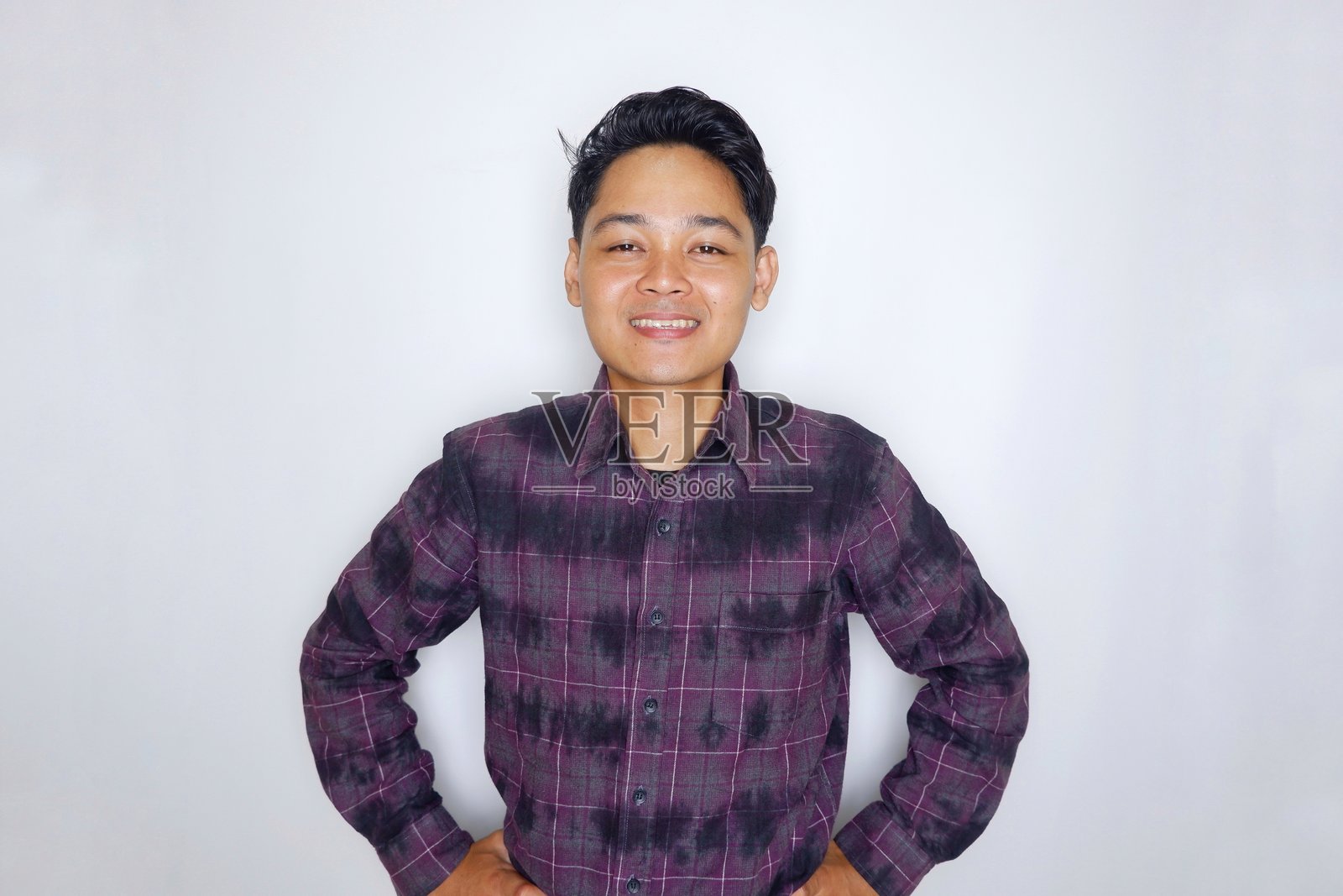 孤立在白色背景上的亚洲印尼成年男性的随机表情照片摄影图片