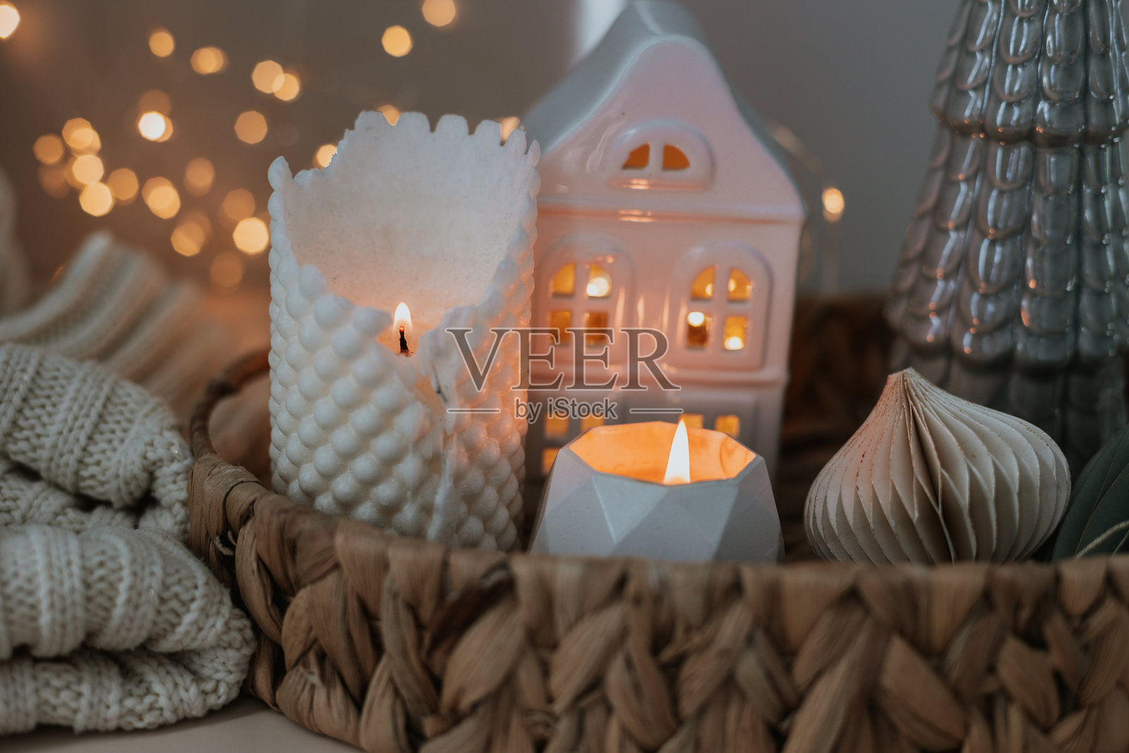 温馨的燃烧蜡烛和节日装饰。冬季氛围。舒适的家居装饰。节日装饰。照片摄影图片