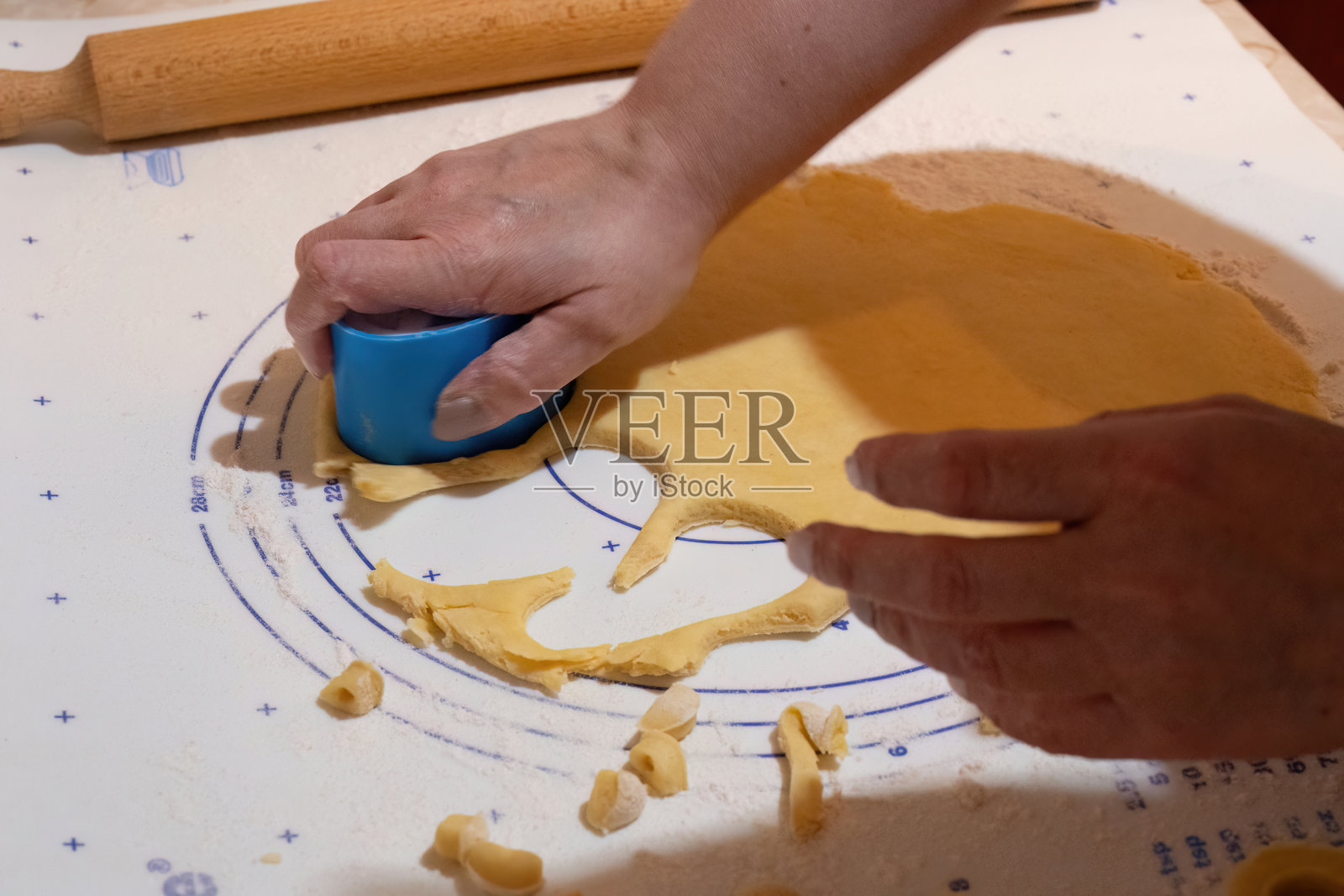 用圆形切割器切割面团用于烘焙照片摄影图片