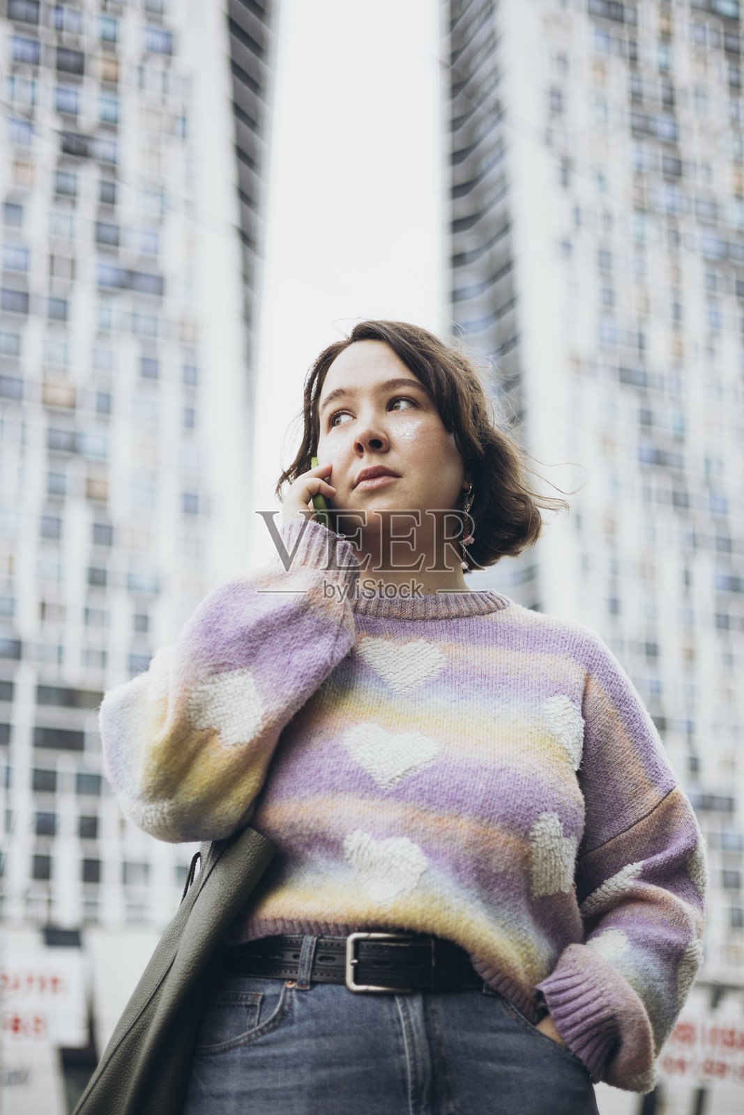 成功年轻女性在大城市的街道上打电话的特写镜头。照片摄影图片