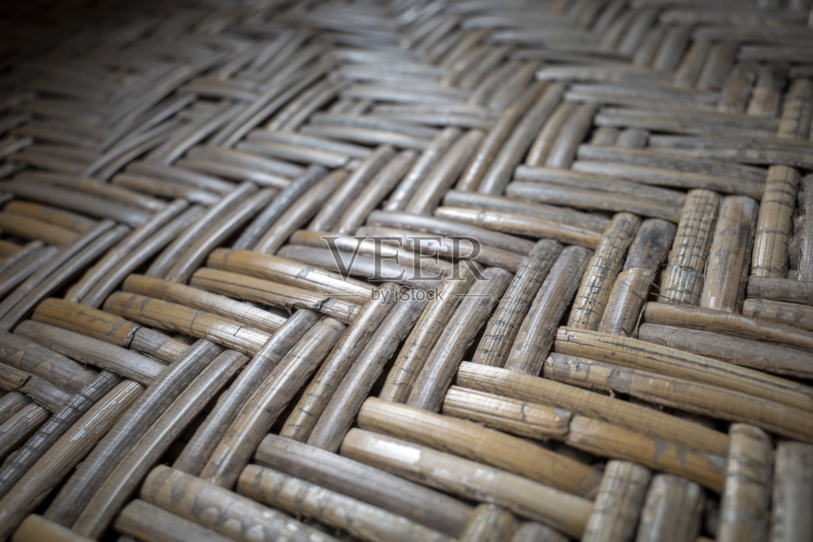 用旧藤条制作的手工艺品。自然背景照片摄影图片