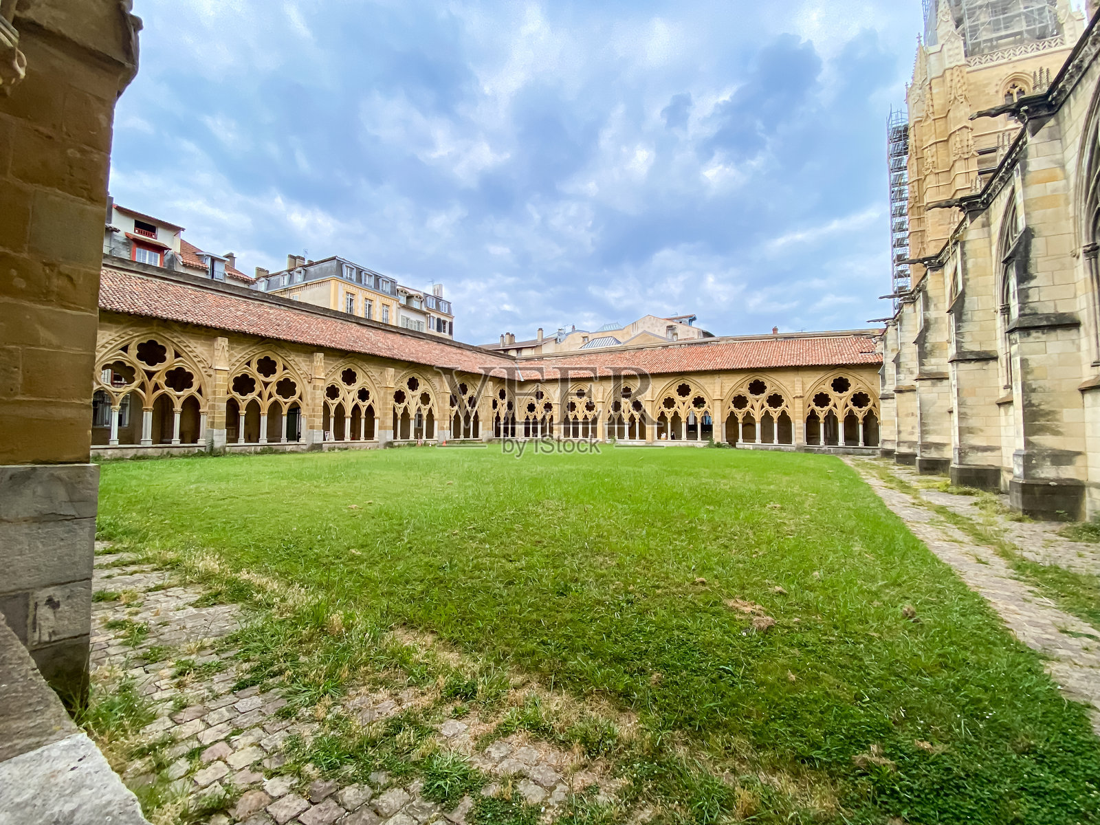 巴约讷圣玛丽大教堂的修道院内庭照片摄影图片