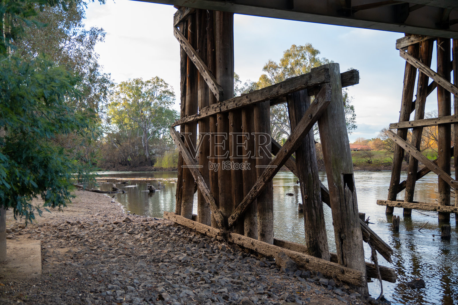 阿尔伯里和沃东加之间的穆雷河铁路桥照片摄影图片